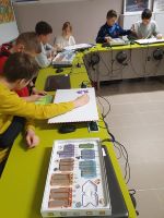 Uczniowie podczas nauki programowania z grą Scotti Go! zakupioną dzięki programowi Laboratorium Przyszłości