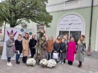 Uczestnicy gry miejskiej "Kobiecym Okiem" przy pomniku Marceliny Rościszewskiej