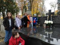Uczniowie podczas sprzątania grobu harcerza Stefana Zawidzkiego poległego podczas wojny polsko-bolszewickiej -