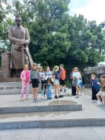 Uczniowie klas 3a i 3b na tle pomnika Józefa Piłsudskiego podczas wycieczki do Warszawy