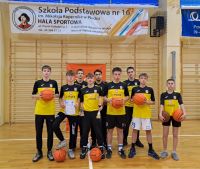 Drużyna naszych uczniów podczas rozgrywek w koszykówkę